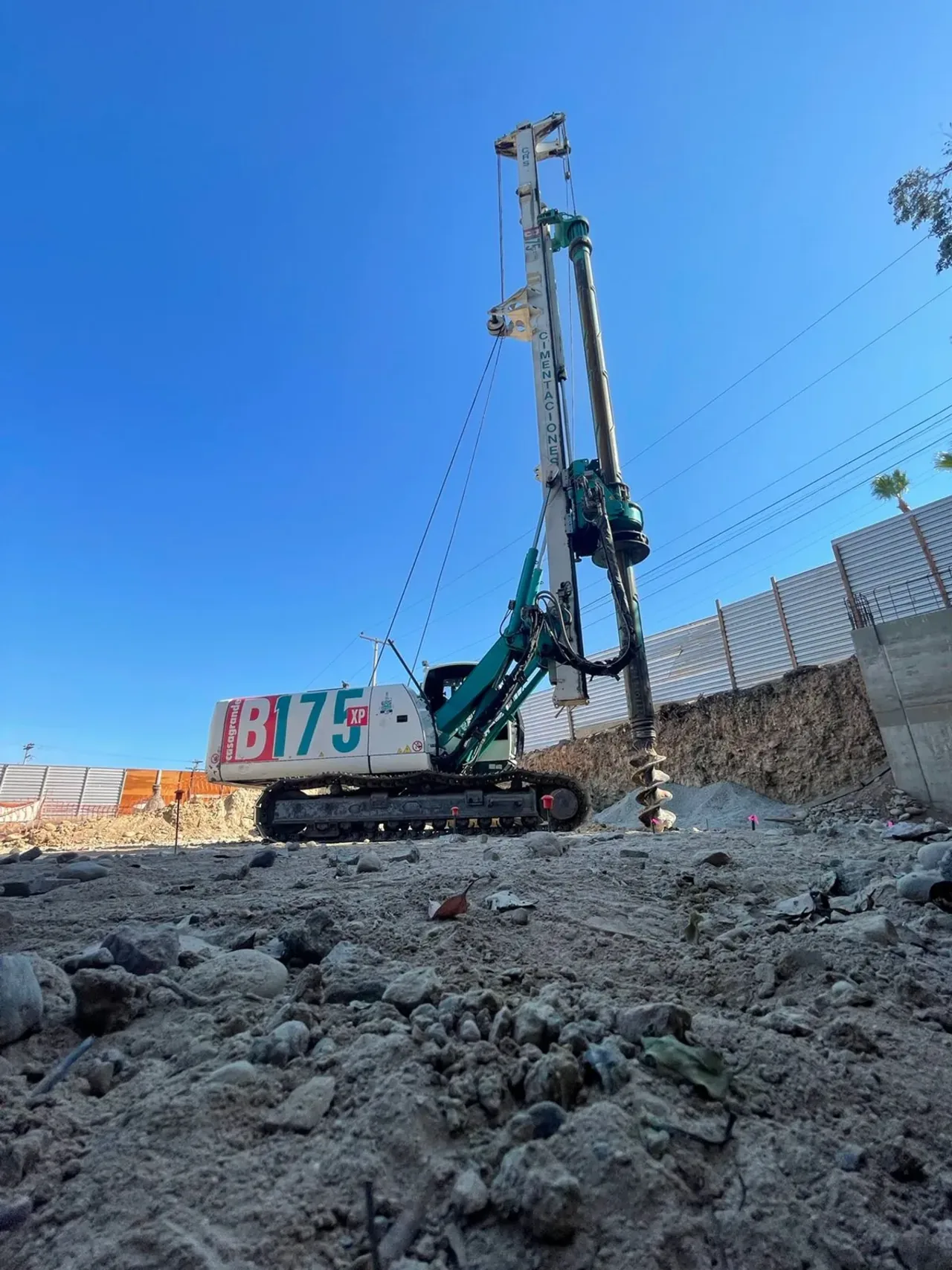 Maquinaria de cimentación profunda en Colina Park, Tijuana